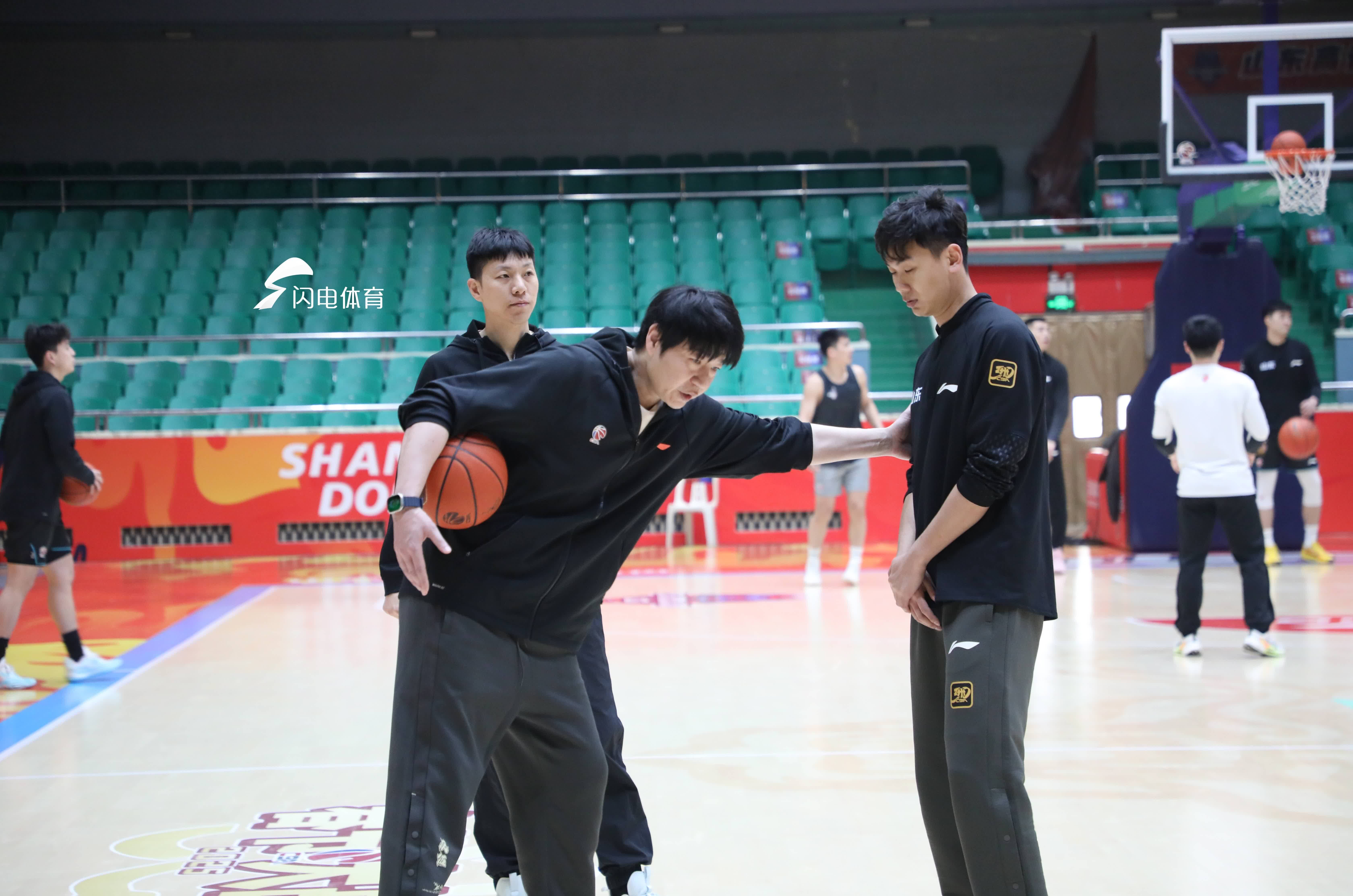 山东男篮全员备战，教练组重申备战计划的简单介绍