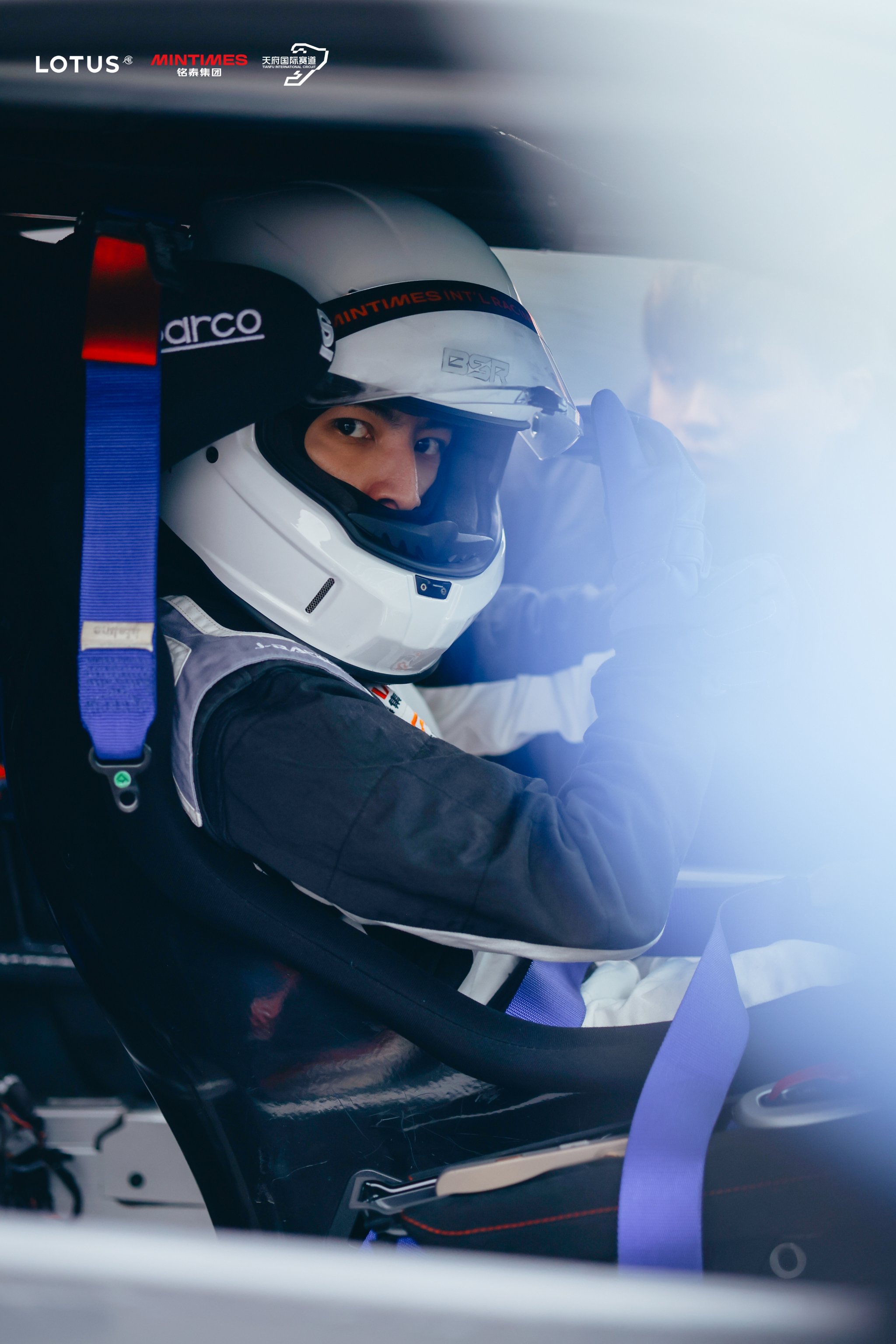 冲刺至终点！选手飒爽英姿，凛然向前的简单介绍