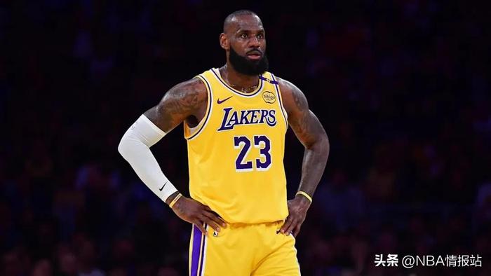  浓眉致意独行侠球迷 