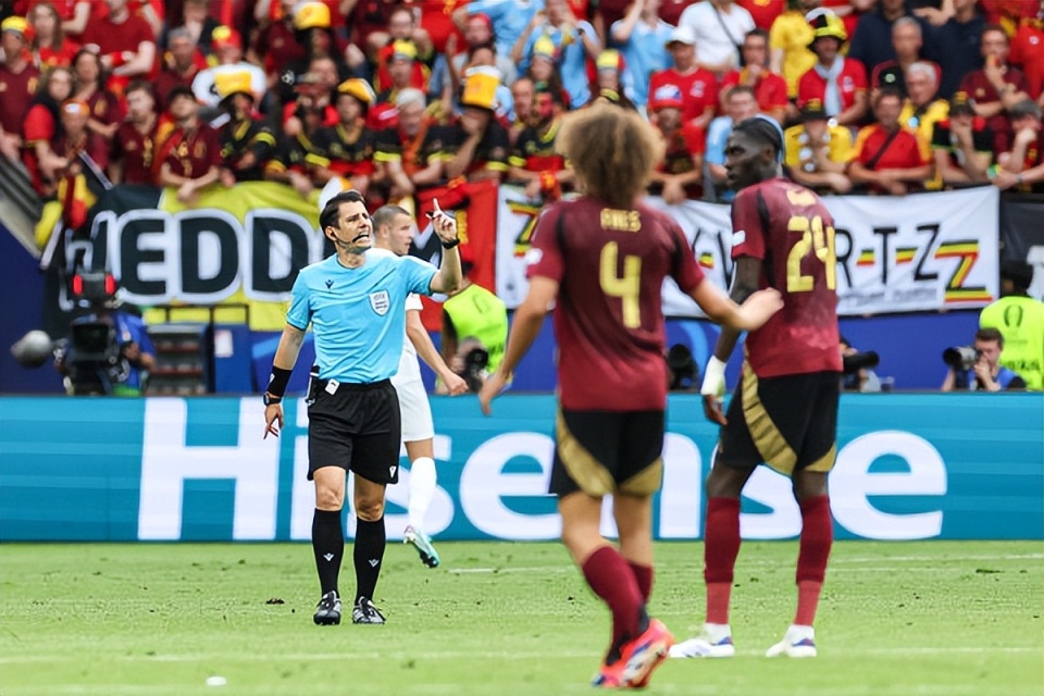  西亚卡姆爆冷击败塞尔维亚队，惊险取胜引爆全场！